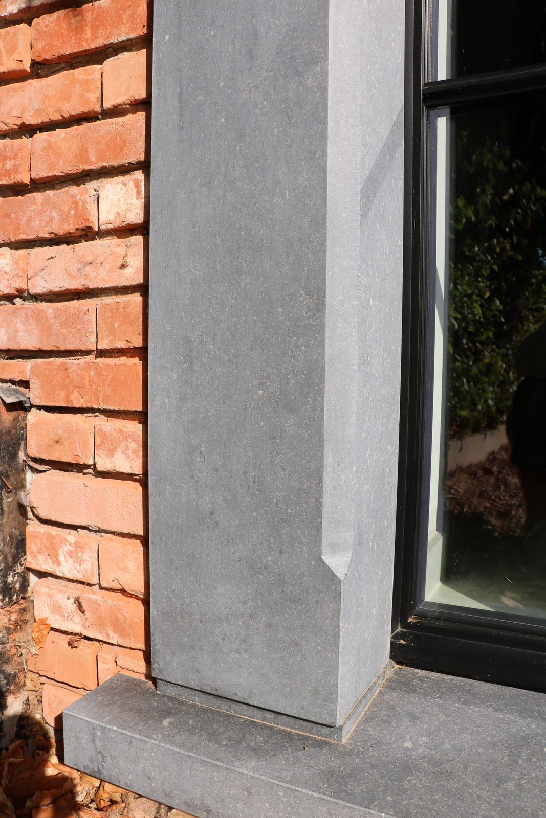 Detail van een arduinen deuromlijsting met dorpel
