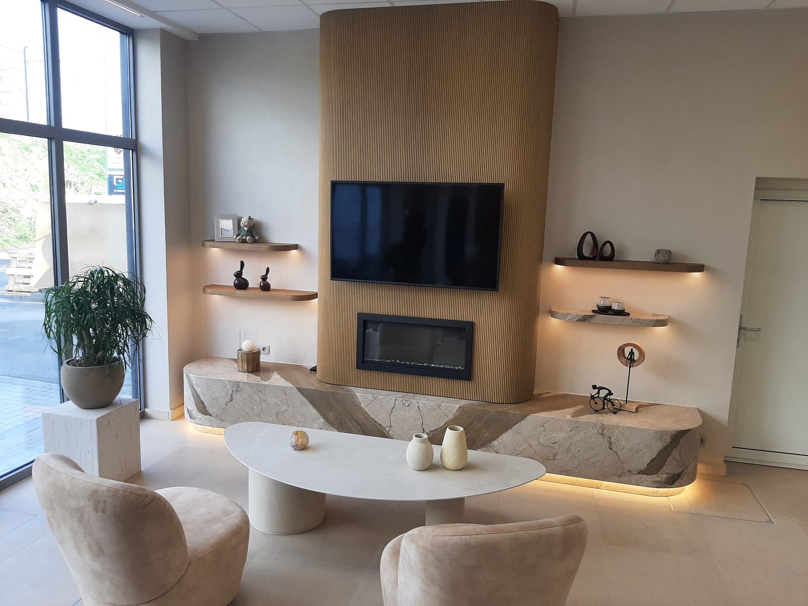 Woonkamer met een zwevend natuurstenen tv-meubel, ingebouwde haard en houten wand